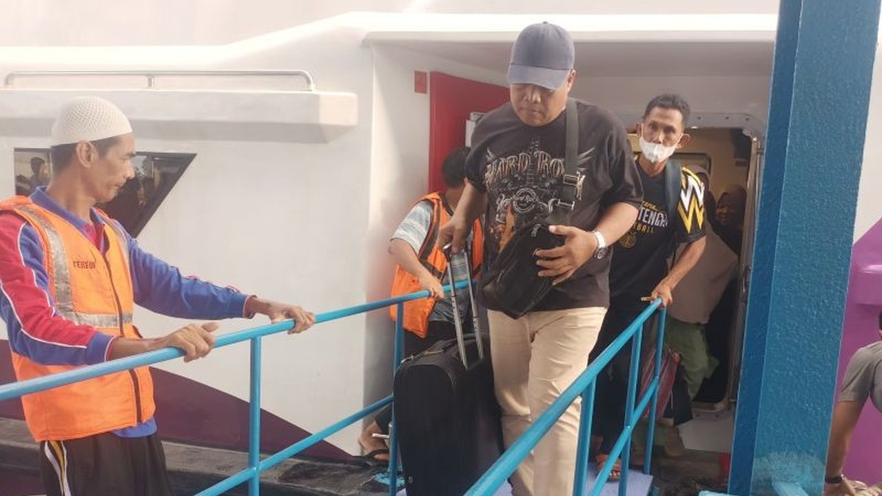 Pelabuhan Boom Baru Palembang mencatat lonjakan signifikan jumlah pemudik yang kembali ke Bangka saat puncak arus balik Idul Fitri 1447 H. Ratusan penumpang memadati kapal cepat Express Bahari, menunjukkan tingginya mobilitas pasca-lebaran.