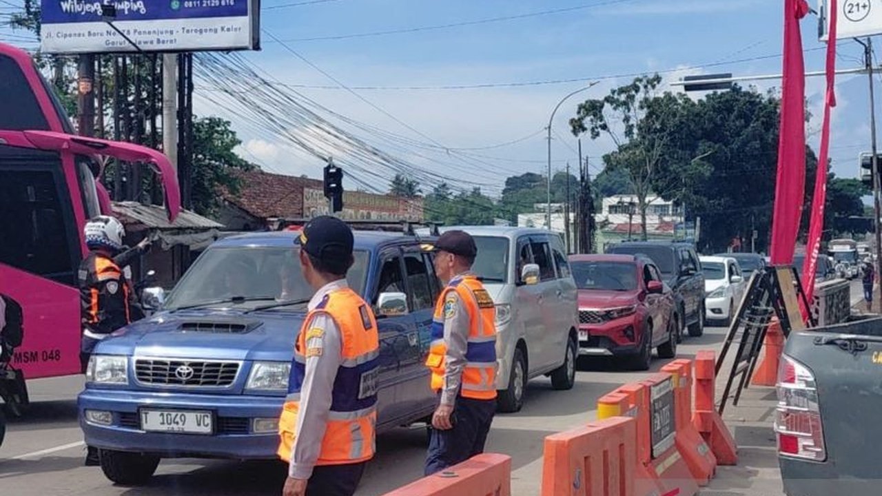 Jalur wisata Garut masih dipadati kendaraan bermotor yang mengarah ke berbagai destinasi populer, diprediksi akan terus ramai hingga akhir libur sekolah dan Hari Raya Lebaran.