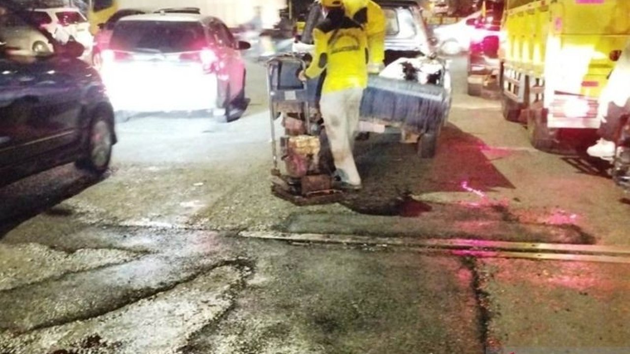 Dinas Bina Marga DKI Jakarta bergerak cepat menambal jalan rusak di persimpangan Daan Mogot, Cengkareng, Jakarta Barat, setelah menerima keluhan warga. Perbaikan jalan rusak ini dilakukan demi kenyamanan dan keselamatan pengguna jalan.