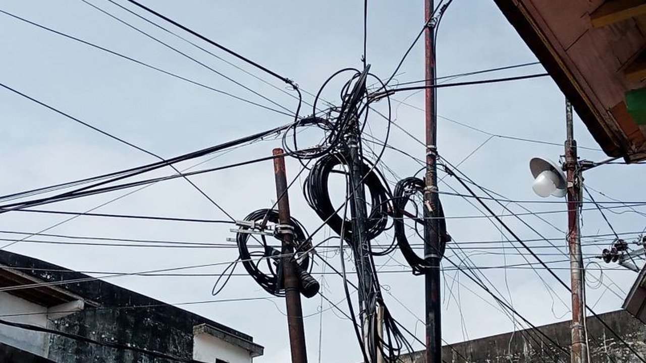 Pemerintah Kabupaten Belitung gencar melakukan penataan kabel utilitas Belitung di pusat kota. Langkah ini bertujuan mewujudkan Tanjungpandan yang modern dan bebas dari kesan semrawut.