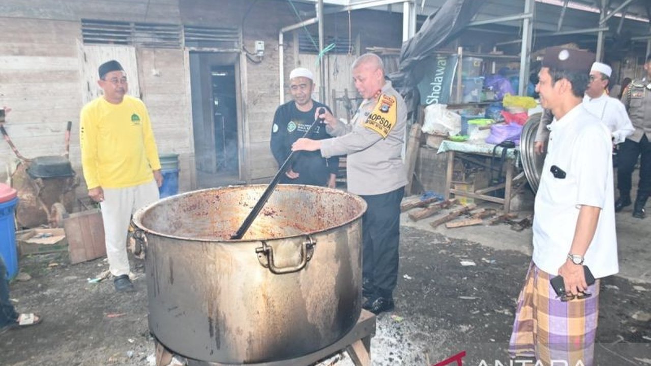 Menjelang peringatan Haul Datu Kalampayan ke-220, Kapolda Kalsel Irjen Pol Dr Rosyanto Yudha Hermawan meninjau langsung kesiapan pengamanan dan fasilitas pendukung untuk ribuan jemaah guna memastikan kelancaran acara.