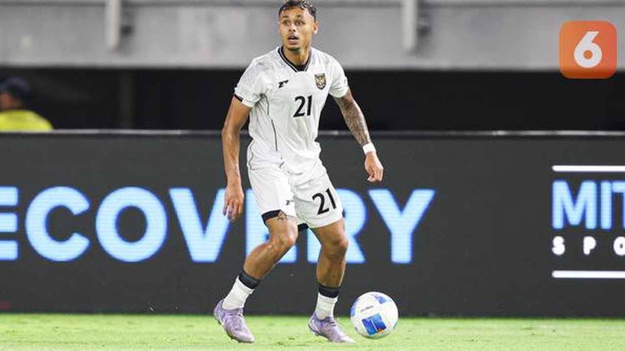 Winger Timnas Indonesia, Dean James saat melawan Lebanon pada FIFA Matchday di Stadion Gelora Bung Tomo, Surabaya, Senin (8/9/2025). (Bola.com/Abdul Aziz)