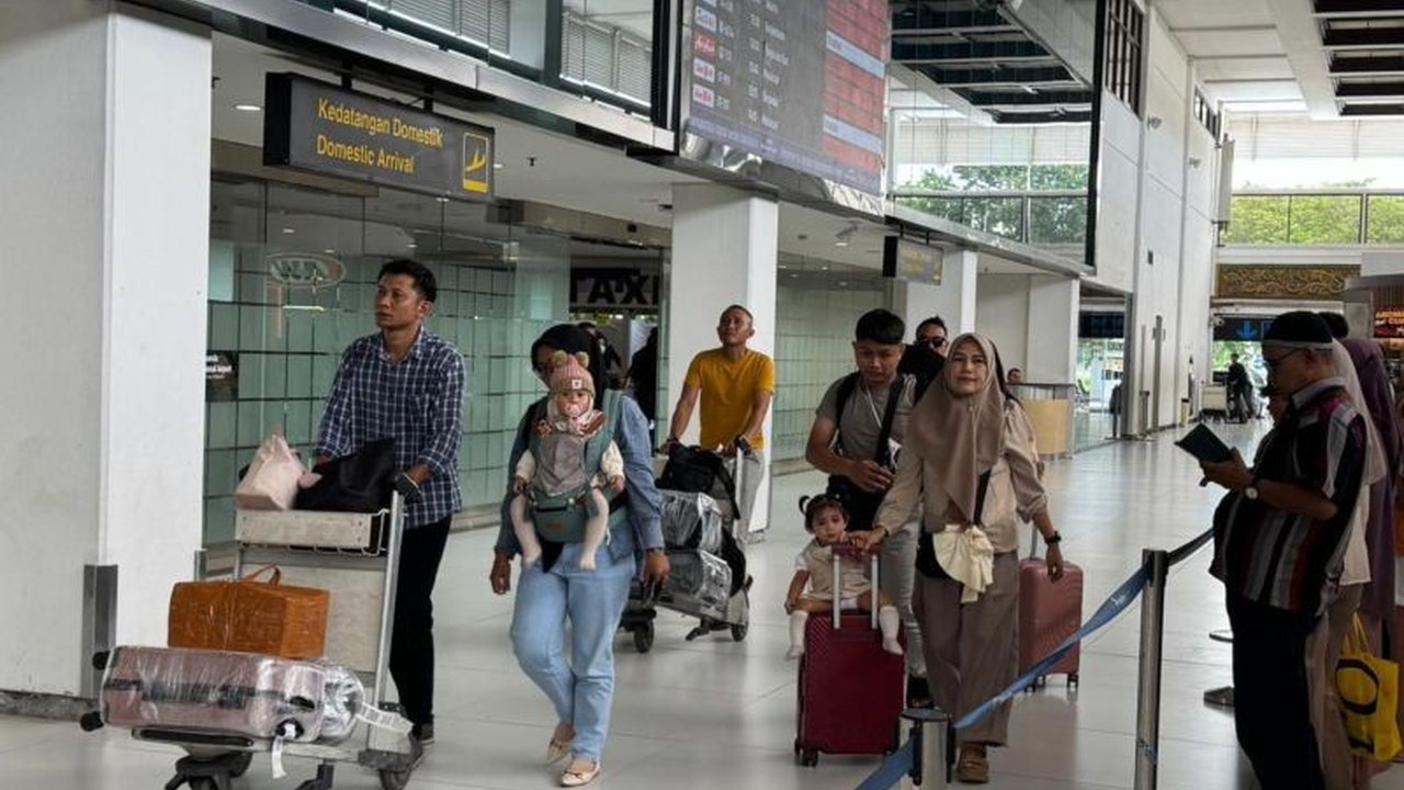 Bandara Juanda Sidoarjo memastikan kualitas layanan operasional tetap optimal menghadapi lonjakan Arus Balik Lebaran 2026 yang meningkat 7,1 persen. Simak rute terpadat dan prediksi puncaknya!