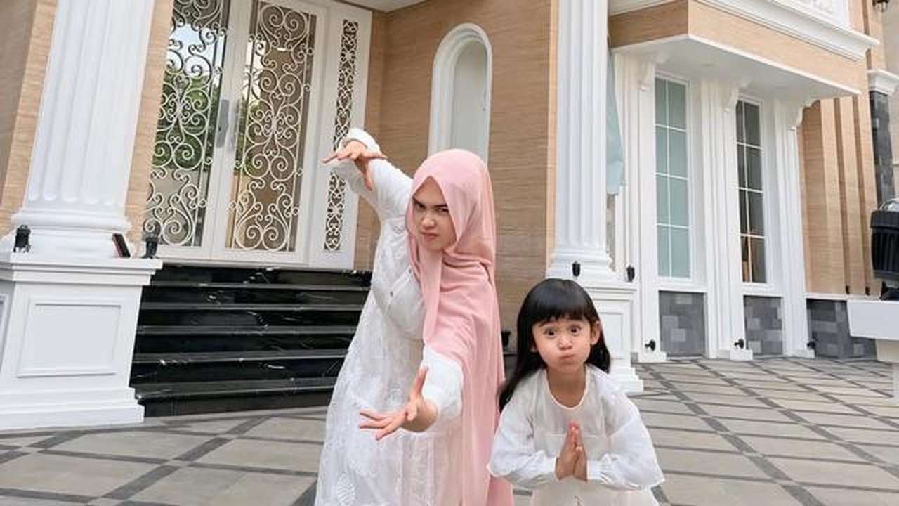 Potret Fasad Rumah Baru Ria Ricis (Instagram/@riaricis1795)