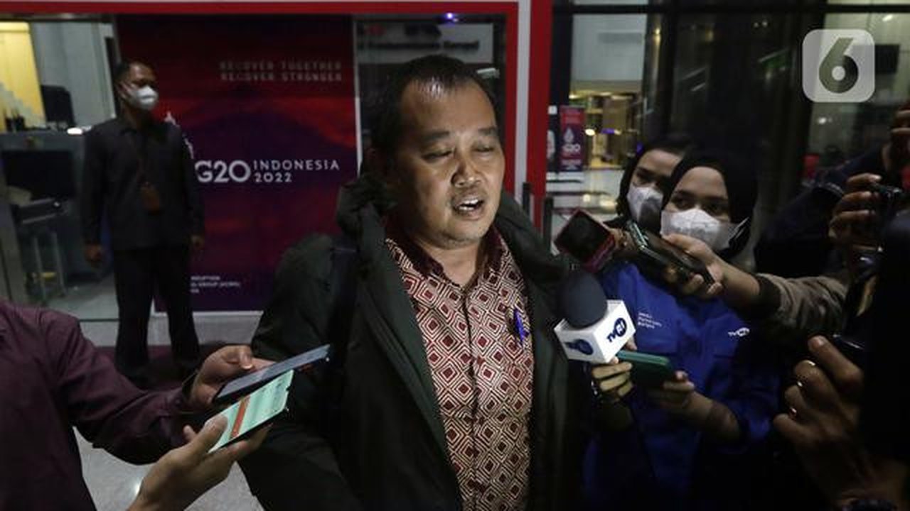 Koordinator Masyarakat Antikorupsi Indonesia (MAKI) Boyamin Saiman usai menjalani pemeriksaan di Gedung KPK, Jakarta, Selasa (17/5/2022). Boyamin Saiman diperiksa dalam kapasitas jabatan Dire