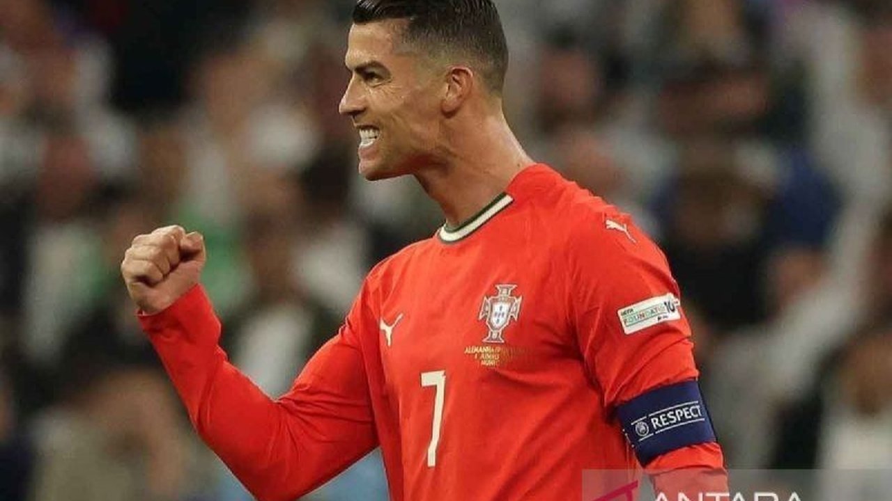 Cristiano Ronaldo Jr, putra megabintang sepak bola Cristiano Ronaldo, dilaporkan telah menjalani sesi latihan bersama tim U-16 Real Madrid, memicu spekulasi kepindahannya ke La Fabrica. Potensi Ronaldo Jr gabung Real Madrid ini mengikuti jejak sang ayah y