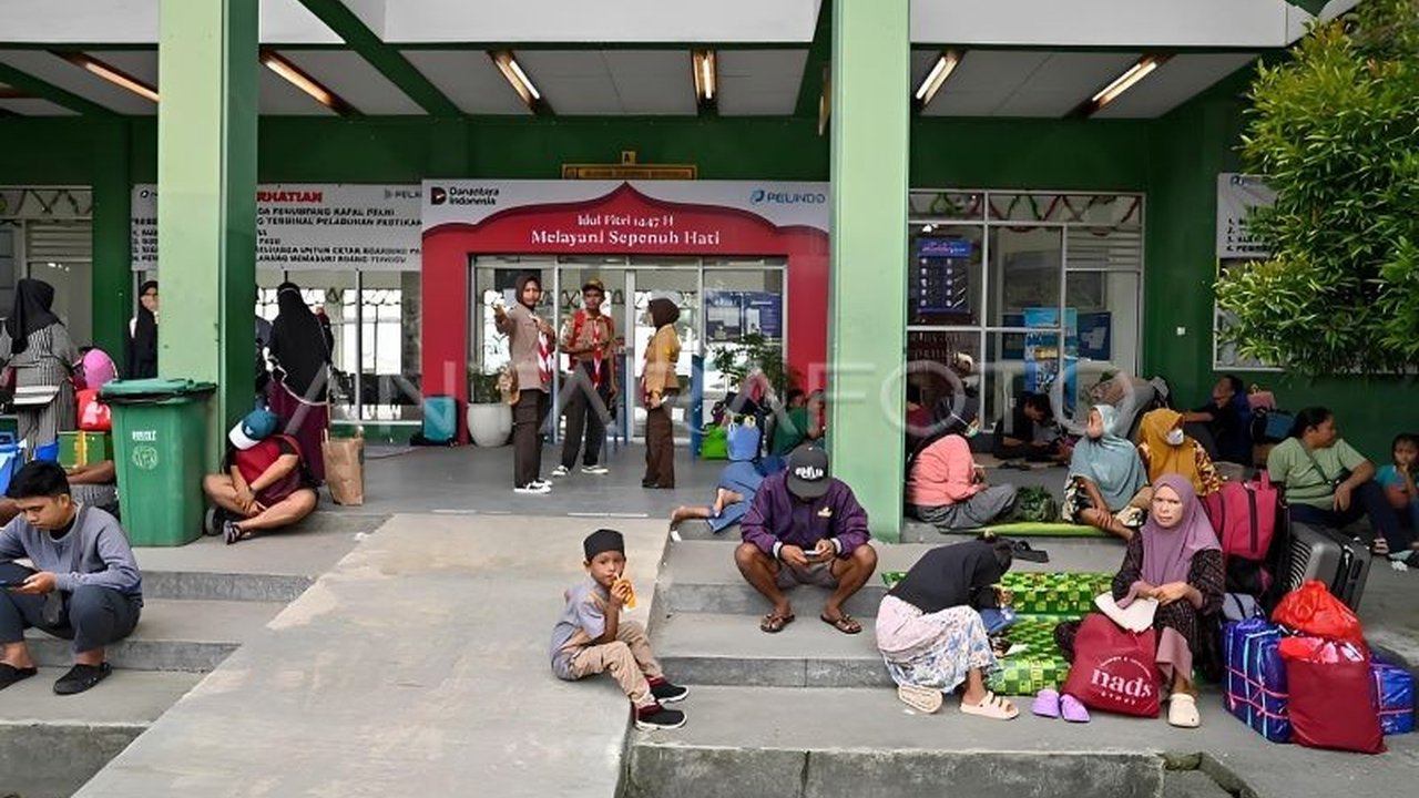 PT Pelni Cabang Palu mencatat 2.888 penumpang pada puncak arus balik Lebaran 2026 di Pelabuhan Pantoloan, didominasi rute Balikpapan-Surabaya, menandai lonjakan signifikan jumlah penumpang.