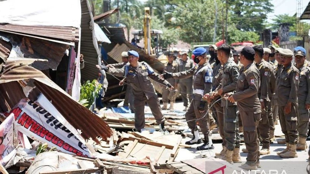 Pemerintah Kota Makassar sedang gencar menertibkan pedagang kaki lima (PKL) yang berjualan di trotoar dan drainase. Solusi relokasi PKL Makassar kini tengah disiapkan untuk memastikan keberlanjutan ekonomi mereka.