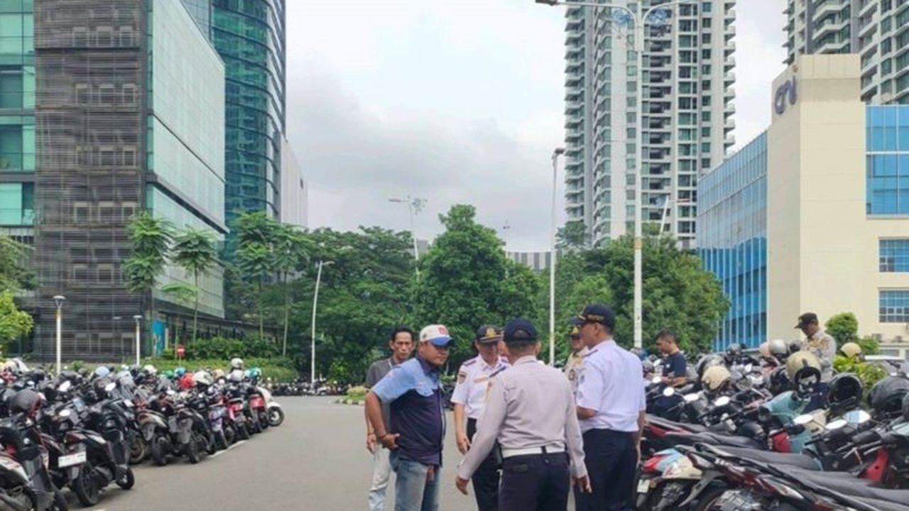 Suku Dinas Perhubungan Jakarta Barat memberikan teguran keras kepada juru parkir yang mematok tarif parkir tinggi berkedok THR di kawasan Sentra Primer Barat Kembangan, memicu keluhan warga dan tindakan tegas.