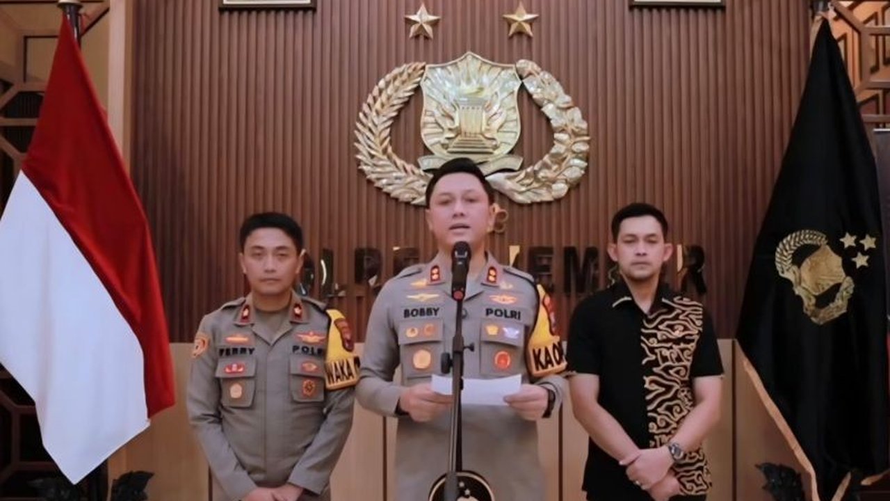 Kepolisian memastikan penyebab ledakan Masjid Jember bukan bom, melainkan dugaan reaksi zat kimia. Simak hasil penyelidikan terbaru dan imbauan keamanan terkait insiden di Masjid Raya Pesona Jember.