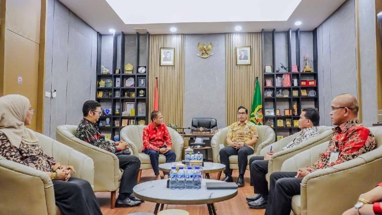 Wali Kota Medan Rico Tri Putra Waas mendorong apoteker di wilayahnya untuk memperkuat edukasi obat kepada masyarakat, langkah krusial untuk meningkatkan kepercayaan publik terhadap obat dalam negeri dan efektivitas pengobatan.