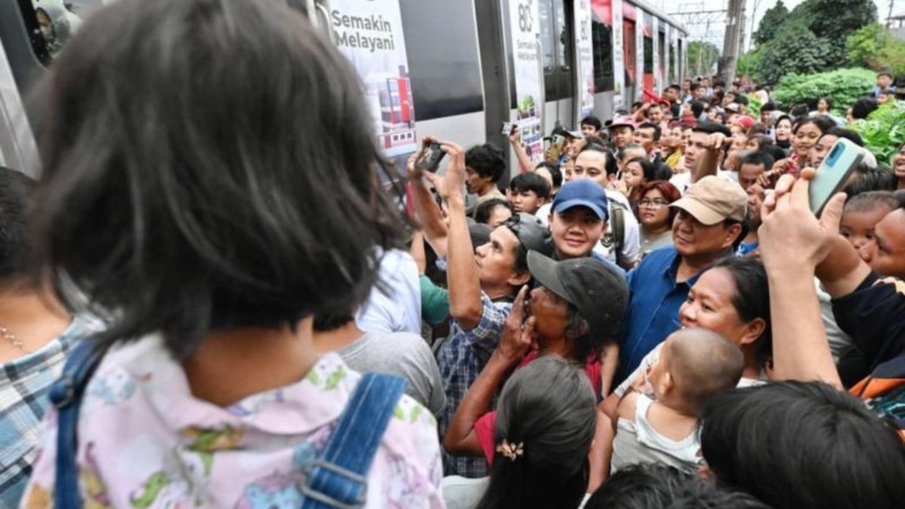 Presiden Prabowo di rel kereta api kawasan Senen, Jakarta Pusat, sempat diminta warga menepi karena ada kereta melintas. Simak momen interaksi Prabowo dengan warga dan komitmennya untuk hunian layak.
