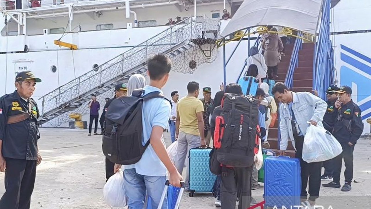 Pelabuhan Sampit masih ramai dengan ribuan pemudik pasca-Idulfitri 1447 H. Fenomena mudik susulan Lebaran Sampit ini terjadi karena tiket habis atau mengejar Lebaran Ketupat, menunjukkan pola unik pergerakan penumpang.