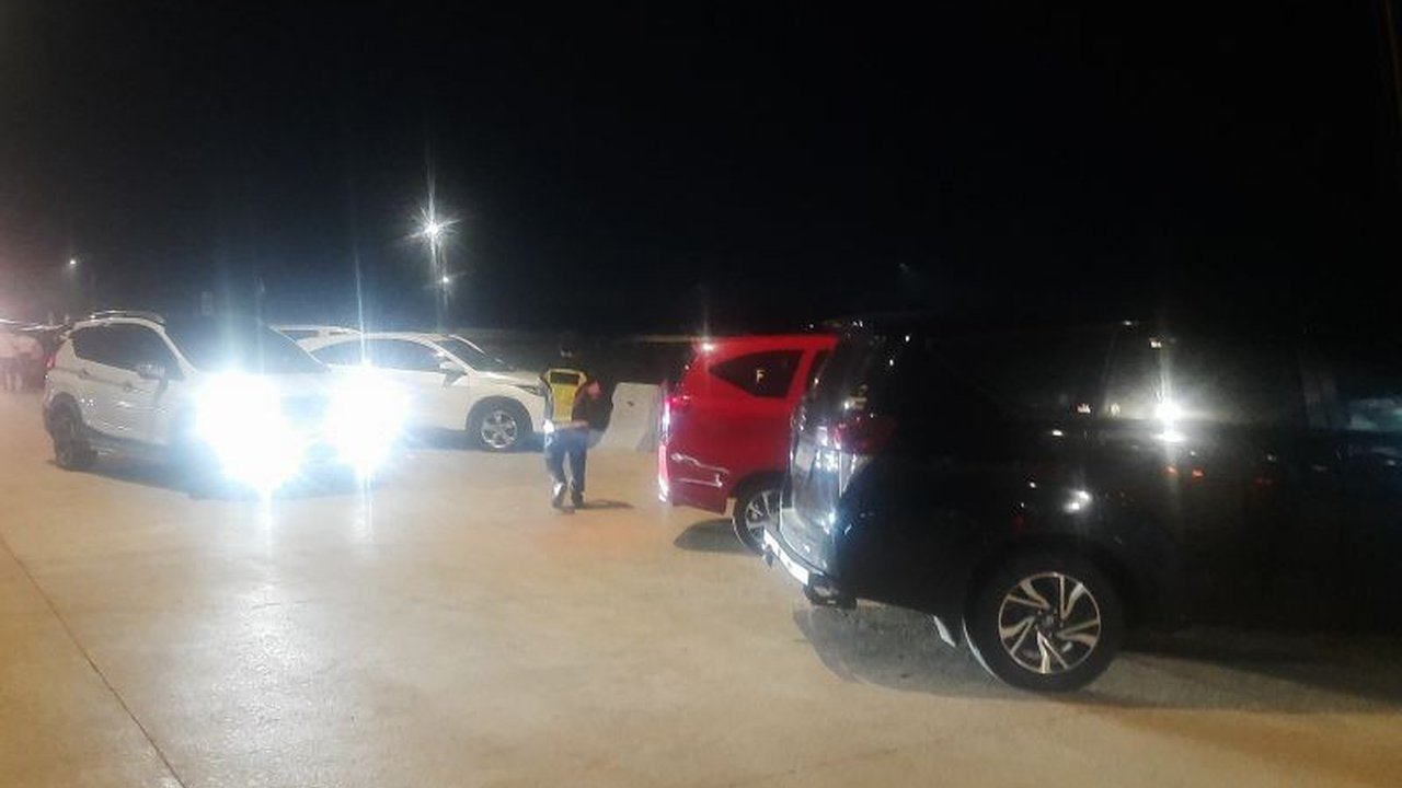 Ribuan pemudik arus balik Lebaran 1447 Hijriah memadati area rehat sementara Km18 Tol Japek Selatan pada H+5, Kamis (26/3). Situasi ini menunjukkan puncak kepadatan setelah perayaan Idul Fitri.