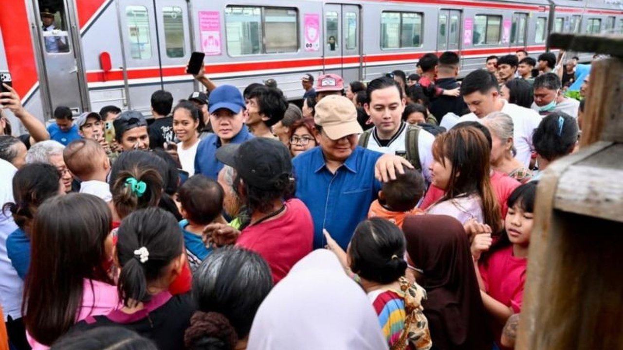 Kunjungan tak terduga Presiden Prabowo Subianto ke permukiman pengamen bantaran rel di Senen membawa harapan baru bagi warga, khususnya Wawan, yang mendambakan hunian layak dari pemerintah.