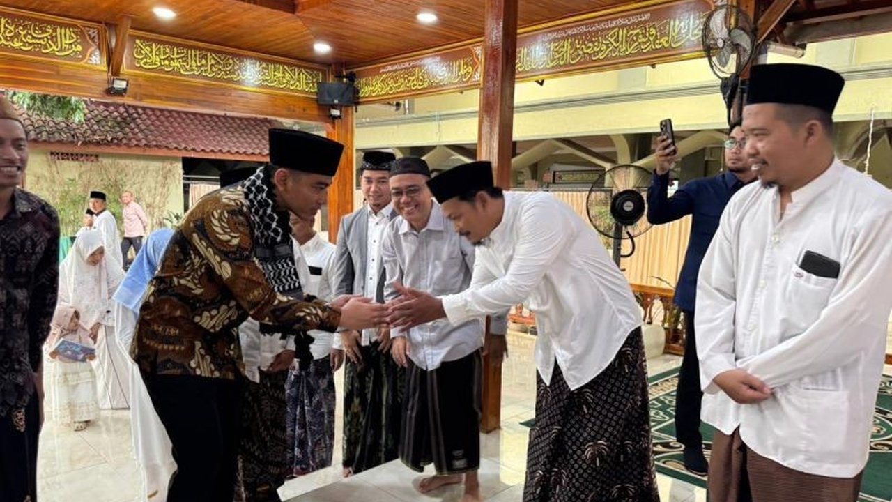 Wakil Presiden Gibran Rakabuming Raka mendorong pondok pesantren mengintegrasikan pelatihan kecerdasan buatan (AI) dan robotika. Ini penting untuk menyiapkan santri menghadapi tantangan teknologi masa depan dan memperkuat peran pesantren.