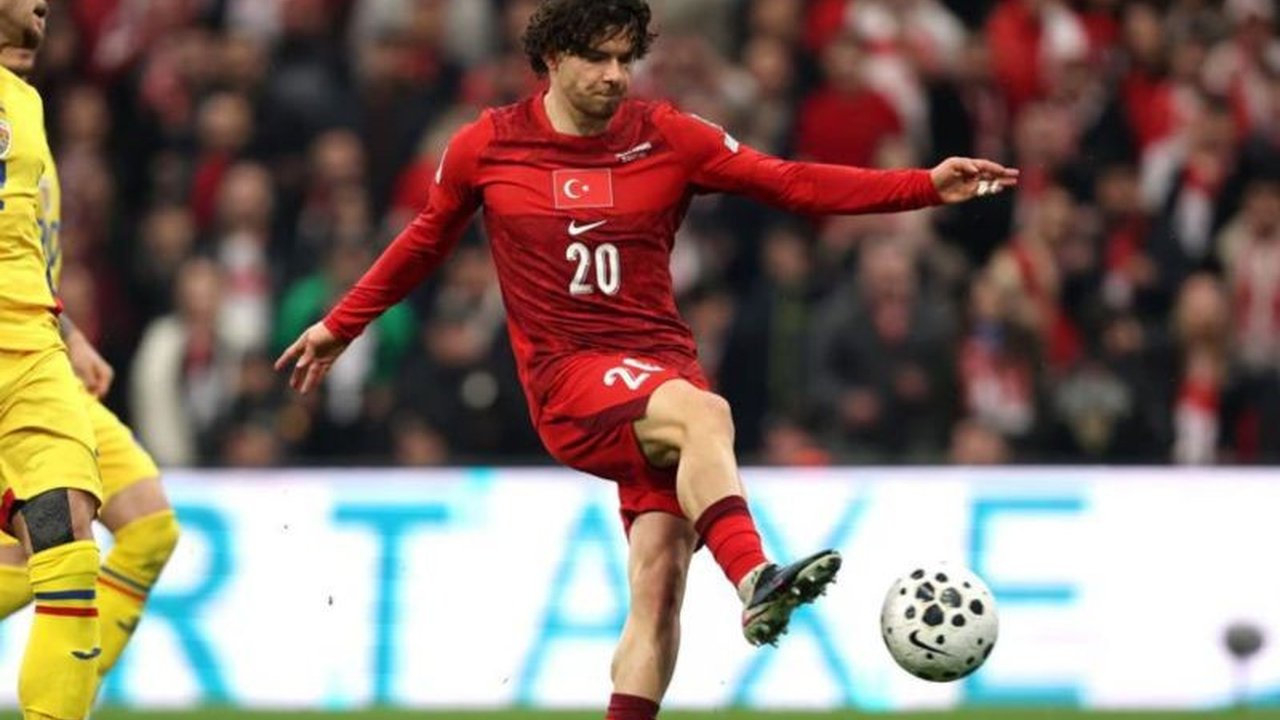 Timnas Turki semakin dekat dengan tiket Piala Dunia 2026 setelah meraih kemenangan penting atas Romania di semifinal kualifikasi. Gol tunggal Ferdi Kadioglu membawa Turki selangkah lagi ke putaran final.