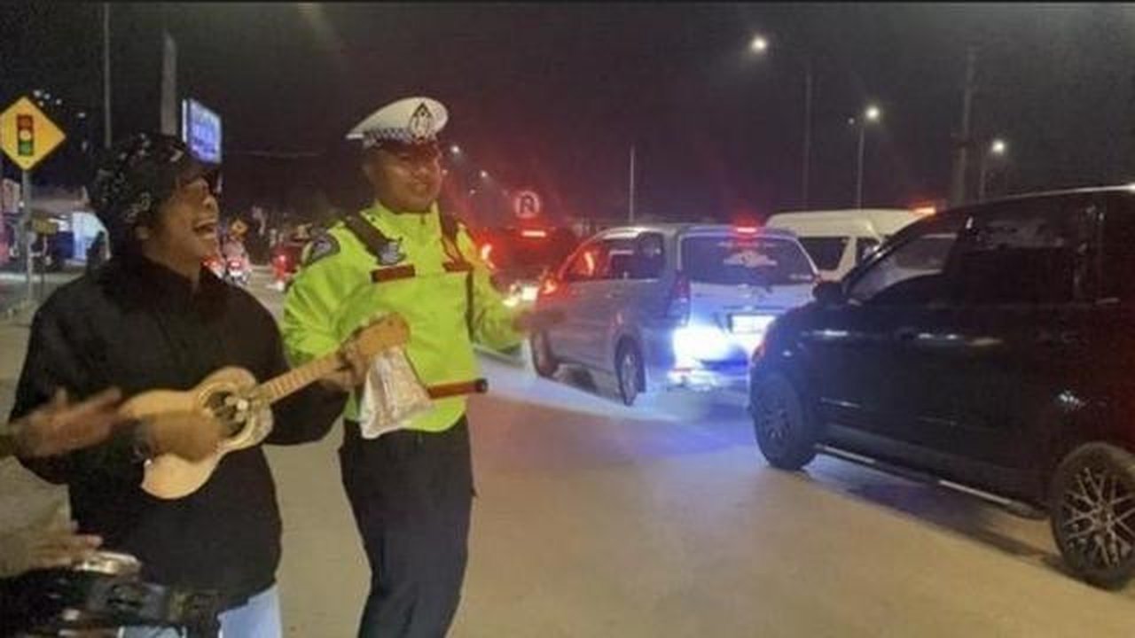 Personel Satlantas Polres Sukabumi Aiptu Didik Darmadi mendadak viral setelah tertangkap kamera berjoget santai mengikuti irama pengamen jalanan. (Liputan6.com/Fira Syahrin)
