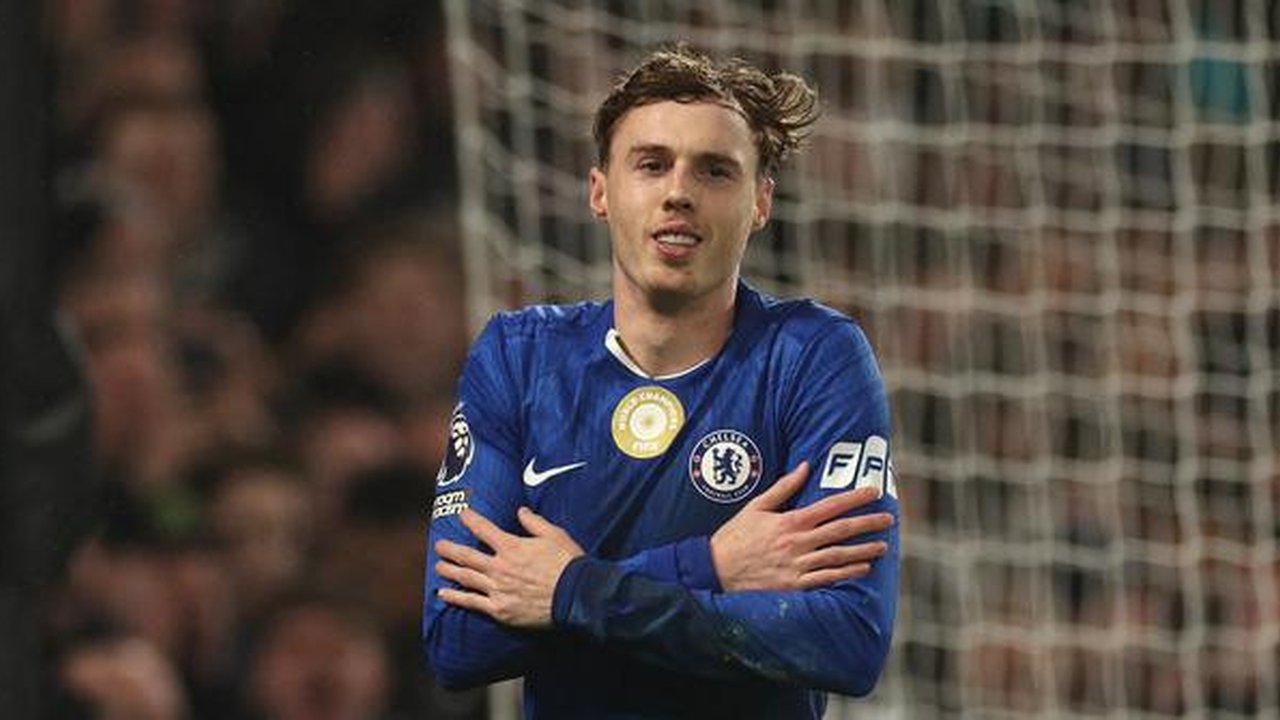Gelandang Chelsea, Cole Palmer, merayakan gol keduanya yang dicetak melalui titik penalti dalam pertandingan Liga Inggris antara Chelsea vs Leeds United di Stamford Bridge, London, pada 10 Fe