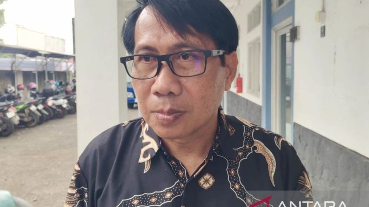Dinas Kesehatan Cianjur masih menanti hasil pemeriksaan serum darah untuk mengungkap penyebab kematian dokter muda AMW yang diduga suspek campak, memicu penyelidikan epidemiologi.