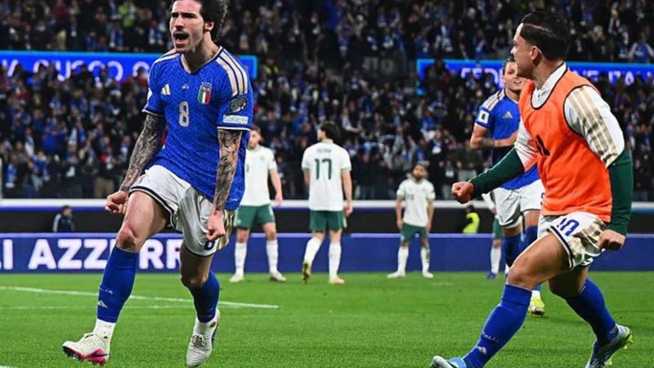 Timnas Italia berhasil mengalahkan Irlandia Utara dan menjaga asa untuk lolos ke Piala Dunia 2026. Akankah Gli Azzurri sukses mengakhiri penantian panjang mereka?