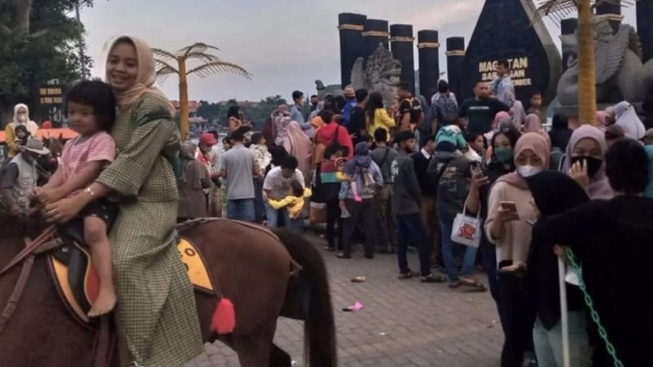 Telaga Sarangan menjadi primadona libur Lebaran 2026 dengan lebih dari 69 ribu pengunjung. Puncak kunjungan wisata Telaga Sarangan terjadi pada 24 Maret, namun angka ini disebut menurun dibanding tahun sebelumnya.