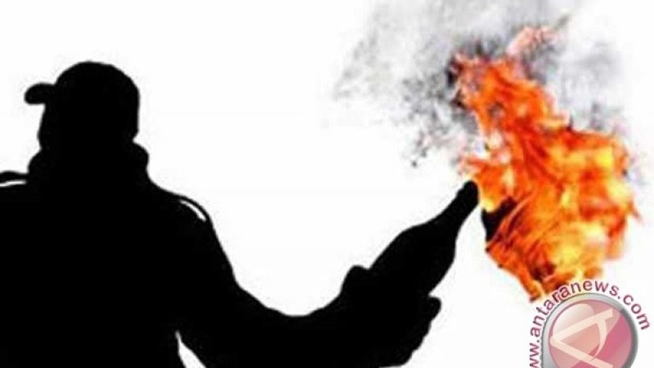 Pusat kebudayaan Rusia, Russian House, di Praha menjadi sasaran serangan bom molotov pada Kamis malam. Insiden ini diduga terkait dengan peningkatan aktivitas mereka di Republik Ceko.