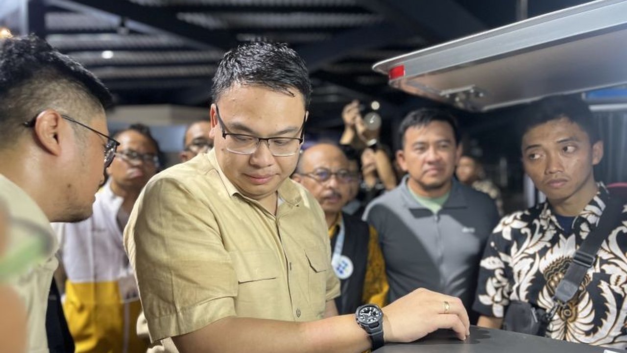 Wamen Komdigi Angga Raka Prabowo memastikan jaringan internet tetap stabil selama puncak arus balik Lebaran 2026 di Pelabuhan Bakauheni, Lampung, meski sempat terjadi lonjakan traffic, menjamin konektivitas pemudik.