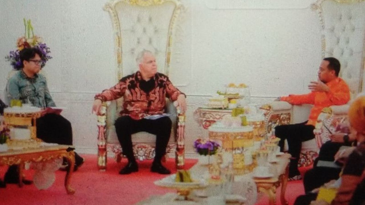 Gubernur Sulawesi Selatan, Andi Sudirman Sulaiman, menyampaikan pesan kuat tentang perdamaian dunia saat menerima kunjungan Kedutaan Besar AS, membahas fondasi kemajuan bangsa dan program strategis nasional.