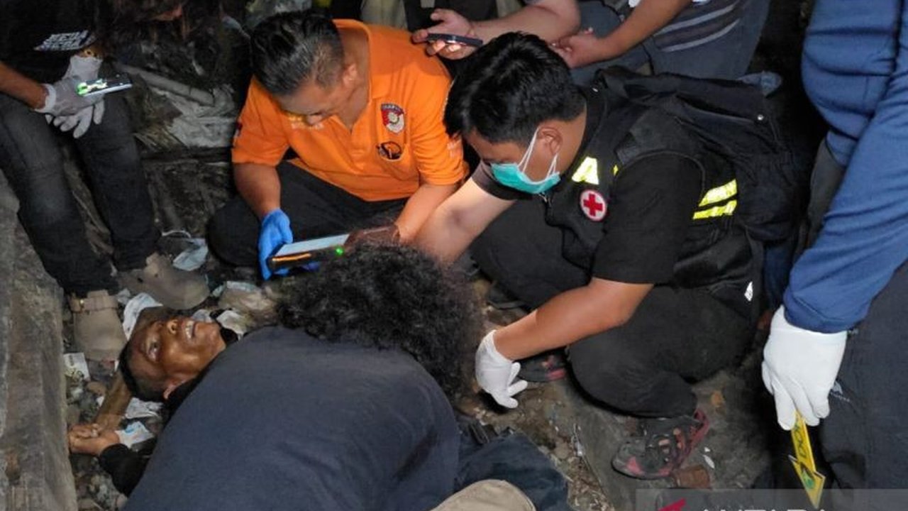 Seorang pria ditemukan tewas setelah tersambar kereta Jaktim di perlintasan Palmeriam, Matraman. Insiden tragis ini menggegerkan warga sekitar yang sempat berupaya menolong korban.