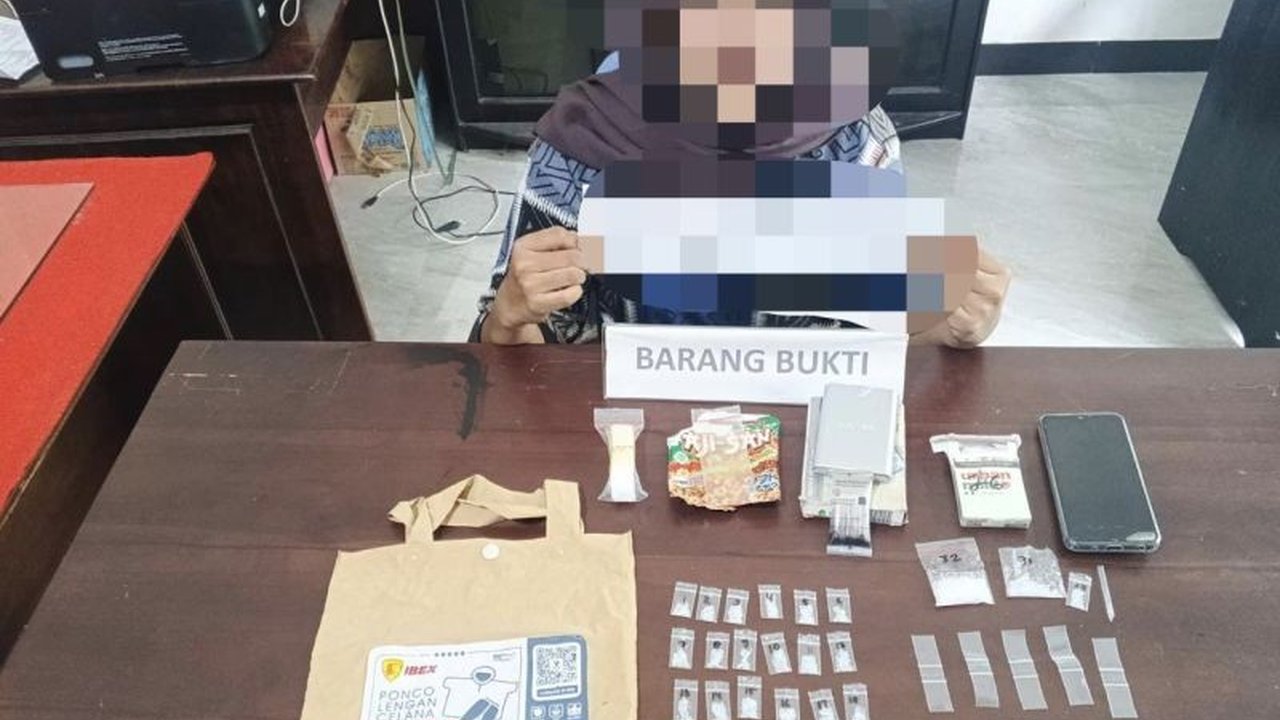 Polda Sultra intensif mendalami kasus wanita pengedar narkoba Kendari berinisial AP yang diringkus. Penangkapan ini mengungkap dugaan keterlibatan jaringan dari Lapas Kendari.