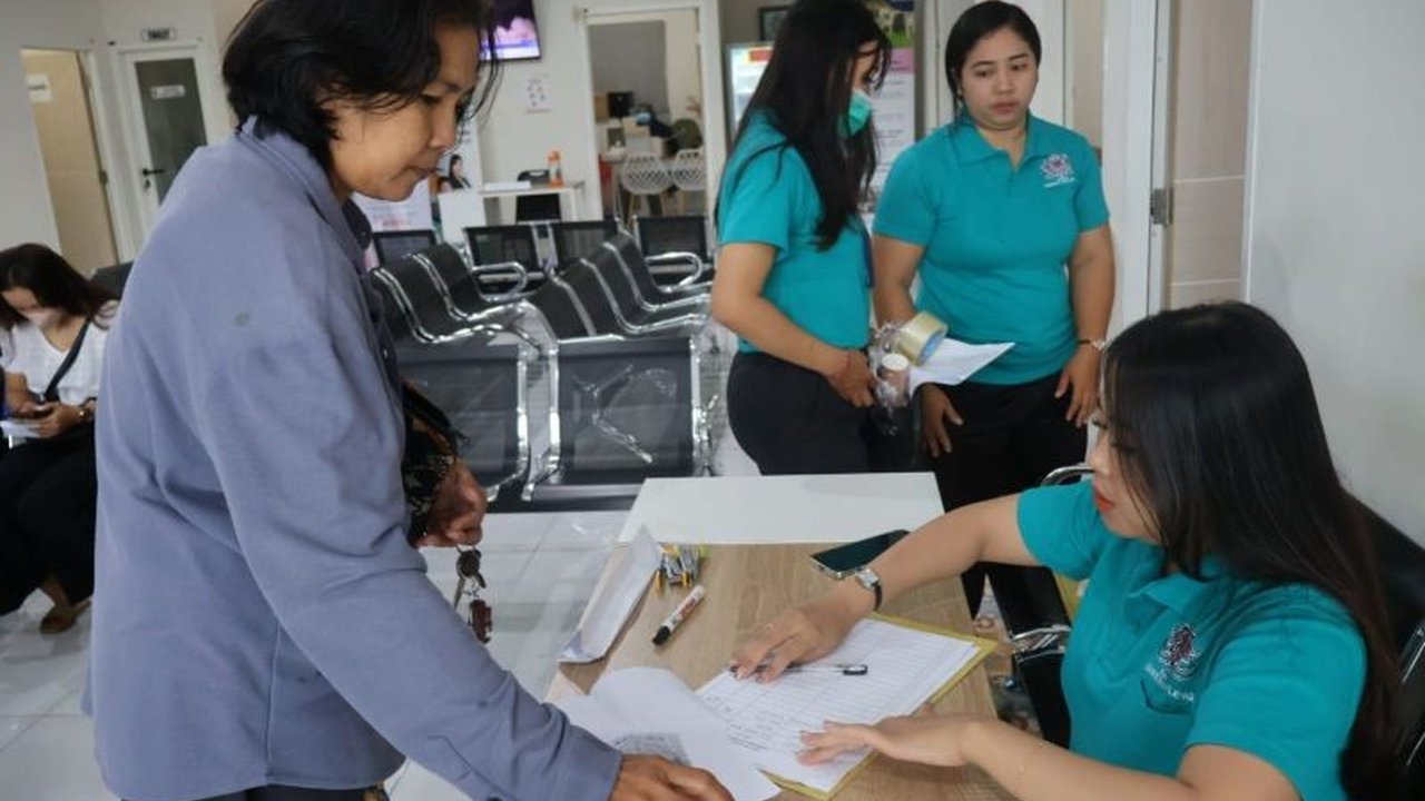Pemerintah Kabupaten Buleleng, Bali, melalui Dinas Kesehatan (Dinkes) setempat, aktif mengajak seluruh perempuan di wilayahnya untuk melakukan deteksi dini kanker serviks. Inisiatif ini bertujuan meningkatkan perlindungan kesehatan reproduksi dan mencegah