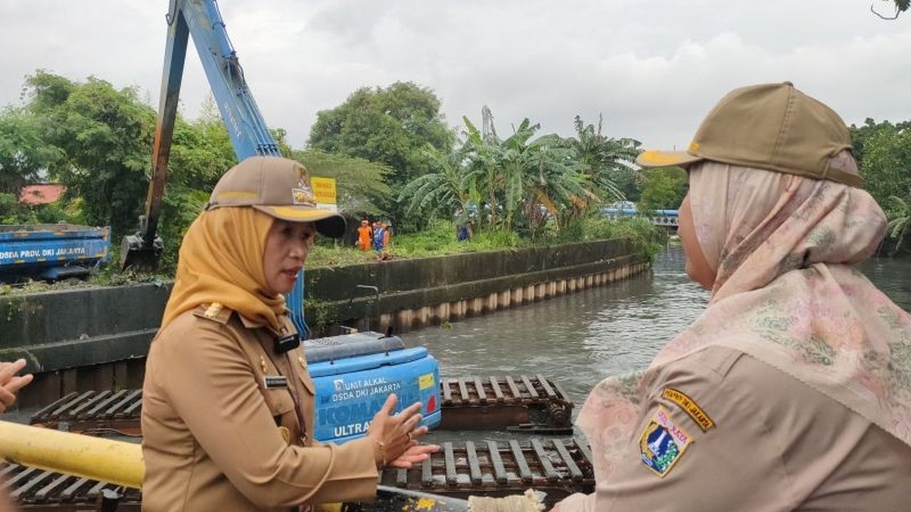 Pemerintah Kota Jakarta Barat mengambil langkah tegas dalam upaya penertiban bangunan Jakarta Barat yang berdiri di atas saluran air di Tegal Alur, Kalideres, demi kelancaran fungsi drainase dan mitigasi banjir.
