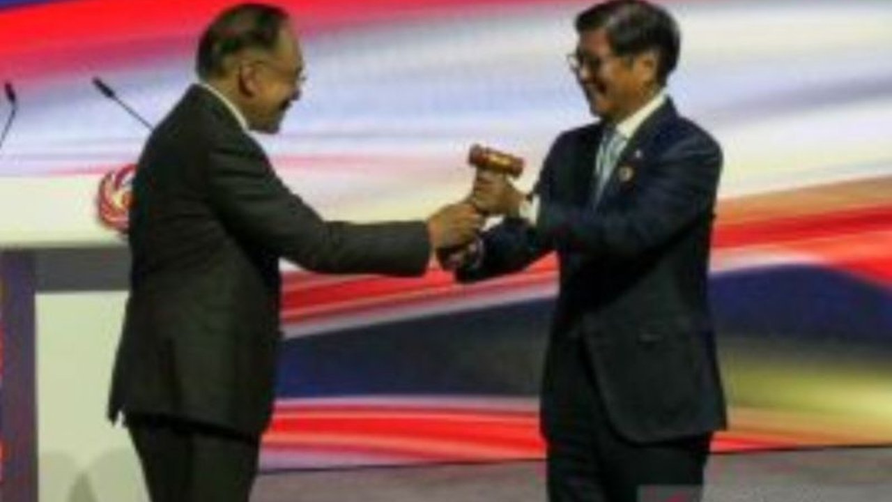 Presiden Filipina Ferdinand Marcos Jr. mengonfirmasi KTT ASEAN Filipina ke-48 akan tetap berlangsung di Cebu pada Mei 2026, meskipun disederhanakan akibat konflik Timur Tengah, dengan fokus pada isu krusial regional.