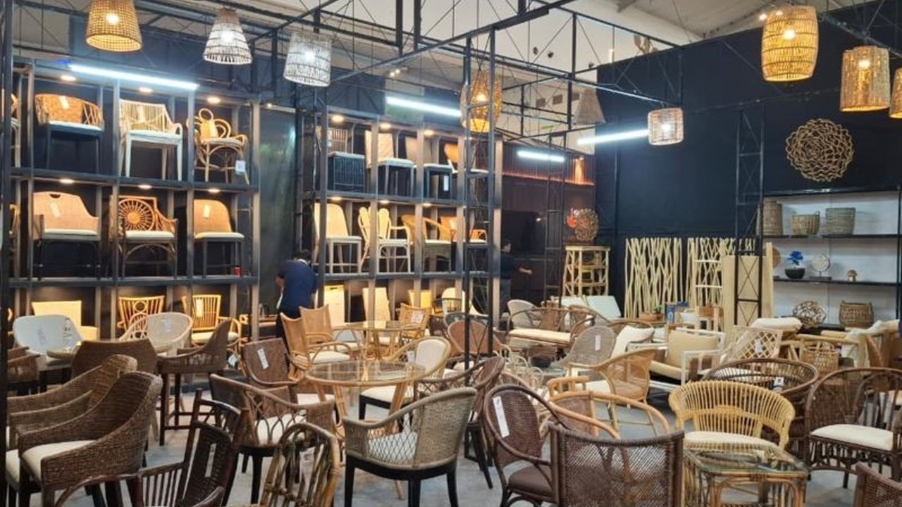 Himpunan Industri Mebel dan Kerajinan Indonesia (HIMKI) mendesak penguatan pasar domestik industri mebel sebagai strategi vital melindungi sektor ini dari gejolak global dan gempuran impor.