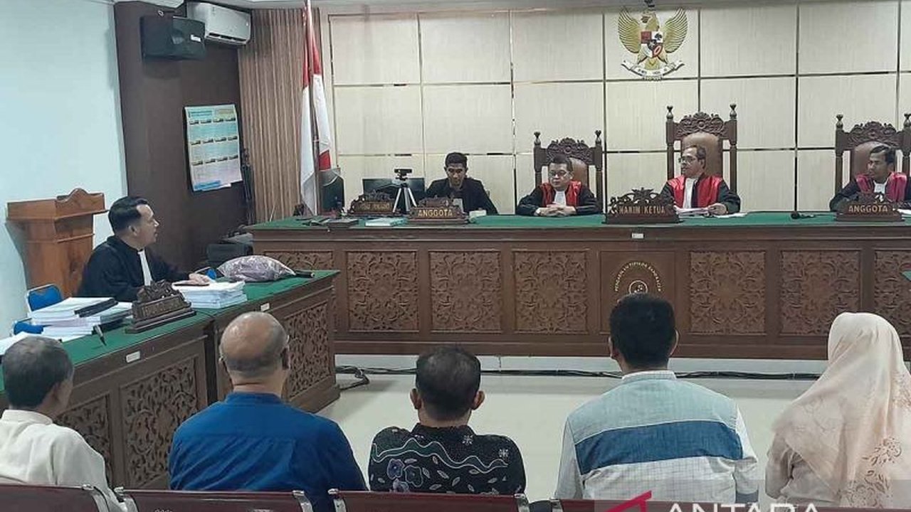 Lima terdakwa kasus korupsi pajak daerah di Aceh Barat menghadapi tuntutan total 14,5 tahun penjara dari Jaksa Penuntut Umum, mengungkap kerugian negara miliaran rupiah.