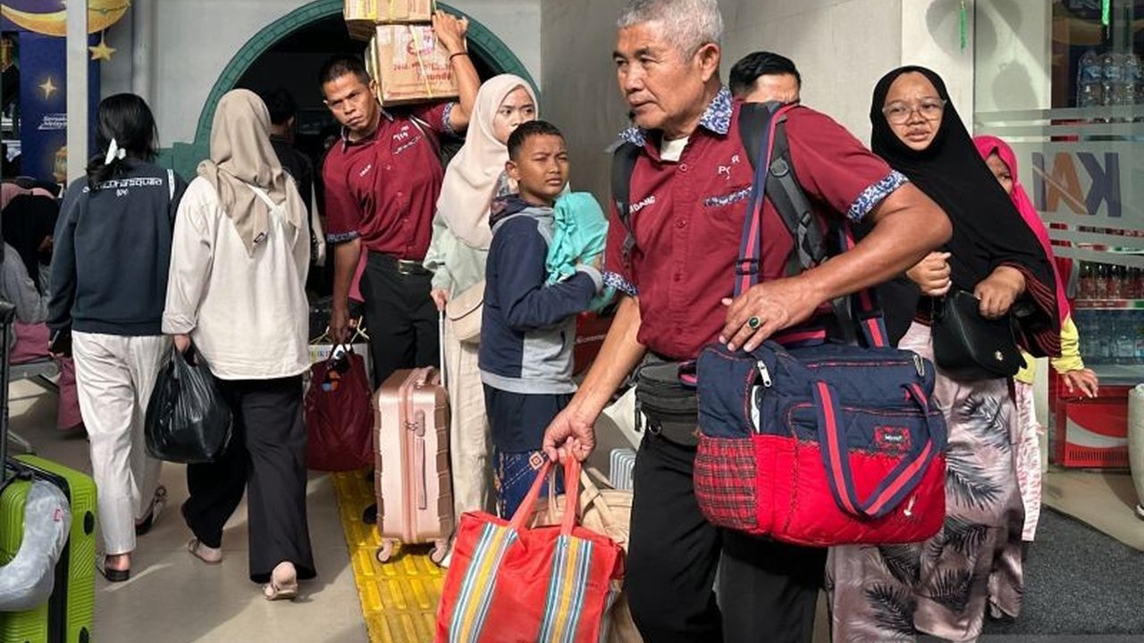 PT Kereta Api Indonesia (KAI) mencatat lonjakan signifikan pada Arus Balik Lebaran 2026, dengan 18.745 pemilir tiba di Stasiun Pasar Senen pada H+6 Lebaran, menjadi stasiun tersibuk di Daop 1 Jakarta.