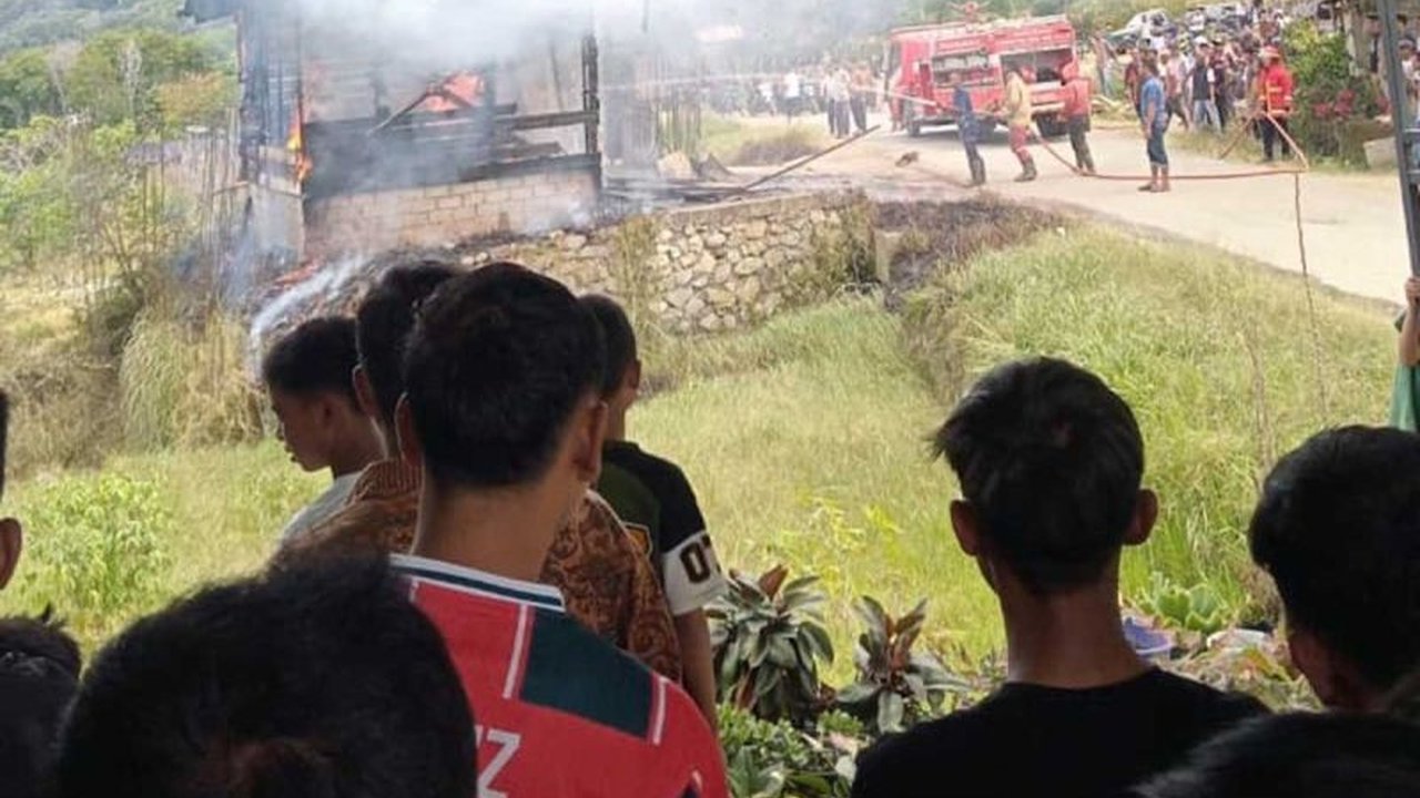 Kebakaran hebat melanda sebuah kedai penjual elpiji dan BBM di Aceh Tengah. BPBD setempat segera mengerahkan tim pemadam kebakaran untuk mengatasi insiden ini, membuat pembaca penasaran akan detail kejadian.