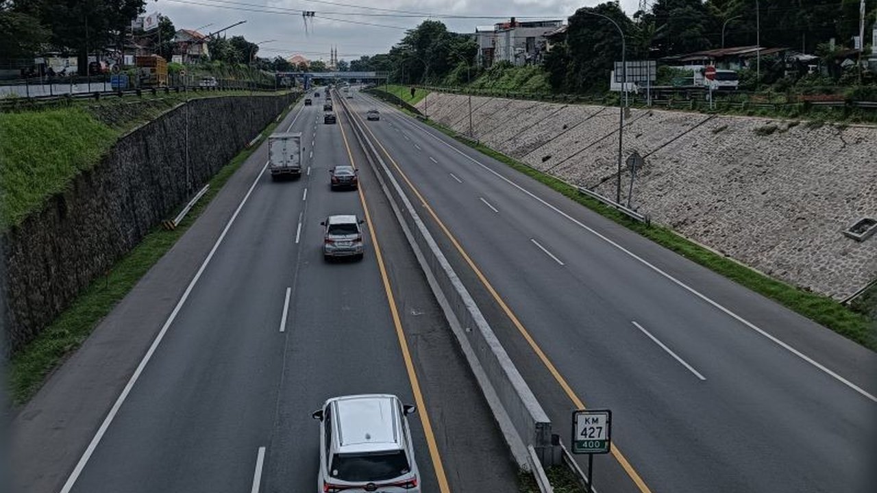 Pantauan terkini menunjukkan trafik arus balik di Gerbang Tol Kalikangkung Semarang masih mencapai ribuan kendaraan per jam pada Jumat sore, menandakan kelancaran lalu lintas pemudik.