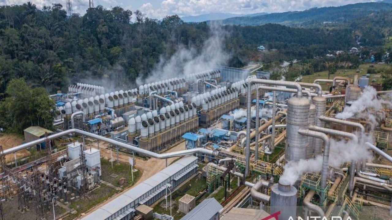 Pengamat menilai panas bumi memiliki potensi besar sebagai 'game changer' untuk mempercepat laju transisi energi di Indonesia, didukung cadangan melimpah dan kinerja positif.