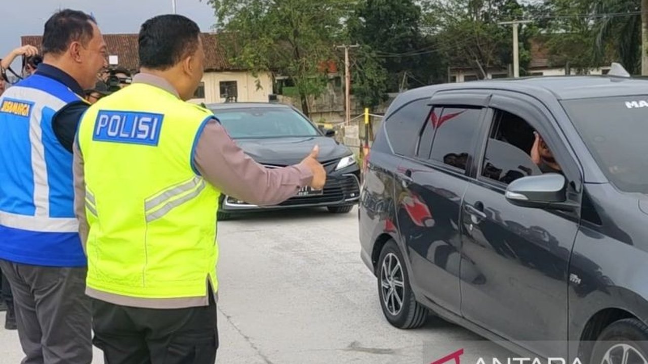 Kakorlantas Polri memastikan arus lalu lintas di Tol Jakarta-Cikampek (Japek) II Selatan terkendali setelah peninjauan langsung, menjadi solusi strategis saat puncak arus mudik.