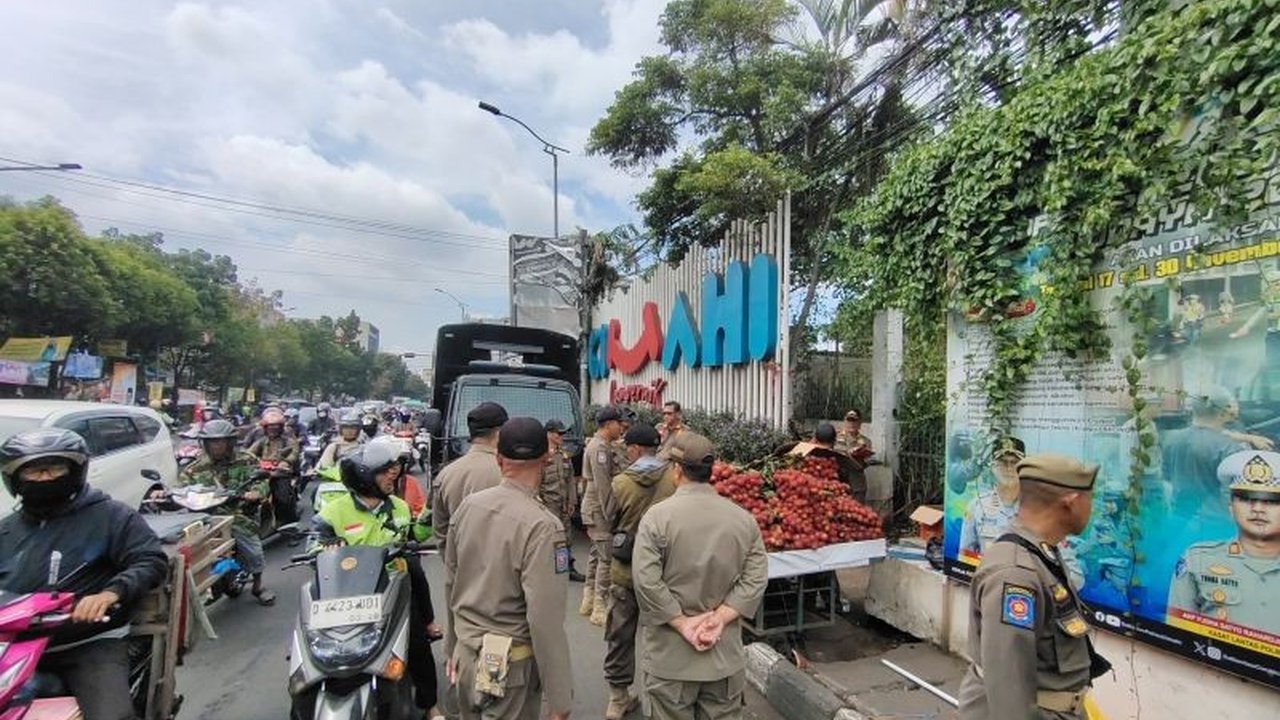Pemerintah Kota Cimahi mengambil langkah tegas dengan mengintensifkan penertiban PKL ilegal di sejumlah ruas jalan utama pasca-libur Lebaran 2026, demi menjaga ketertiban umum dan kenyamanan warga.