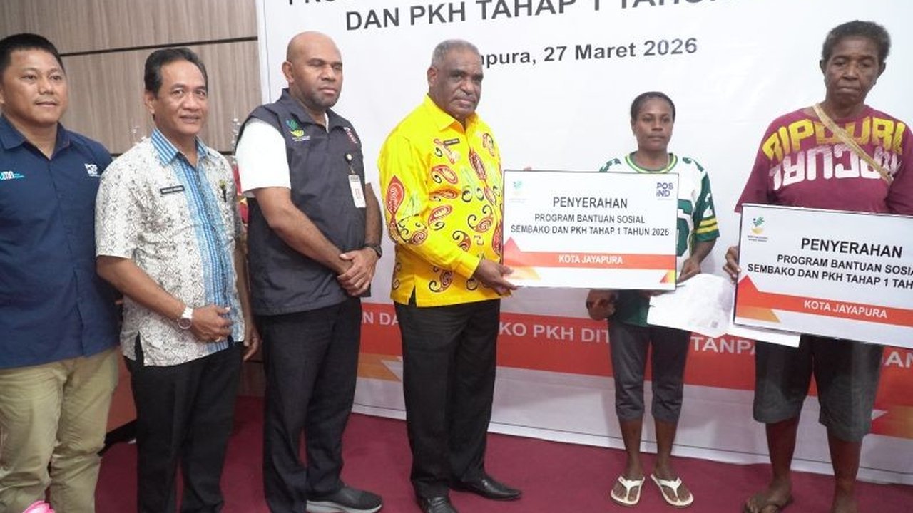 Pemerintah Kota Jayapura menegaskan Program Keluarga Harapan (PKH) dan bantuan sembako menjadi instrumen vital dalam menjaga daya beli serta membantu masyarakat kurang mampu di tengah tantangan ekonomi.