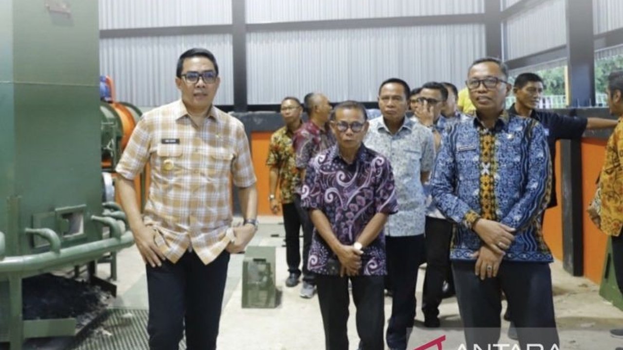Pemerintah Kota Samarinda memperkuat penanganan sampah dengan 10 TPS Insinerator Ramah Lingkungan berteknologi canggih, siap beroperasi Mei 2026 untuk mengolah hingga 600 ton sampah per hari. Simak detail inovasinya!