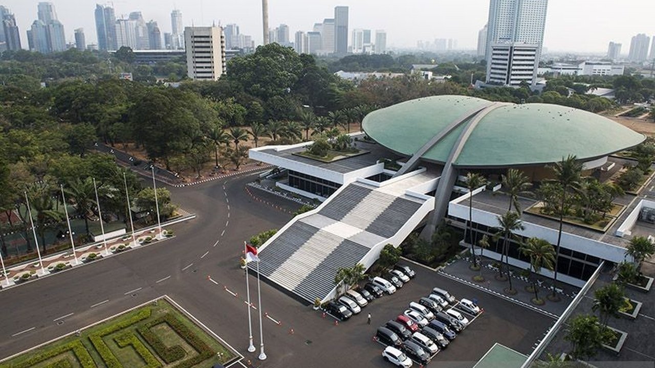 Kompleks parlemen DPR RI kini memberlakukan pemadaman listrik dan pembatasan BBM kendaraan dinas sebagai langkah nyata dalam upaya Penghematan Energi DPR dan menjaga fiskal negara.