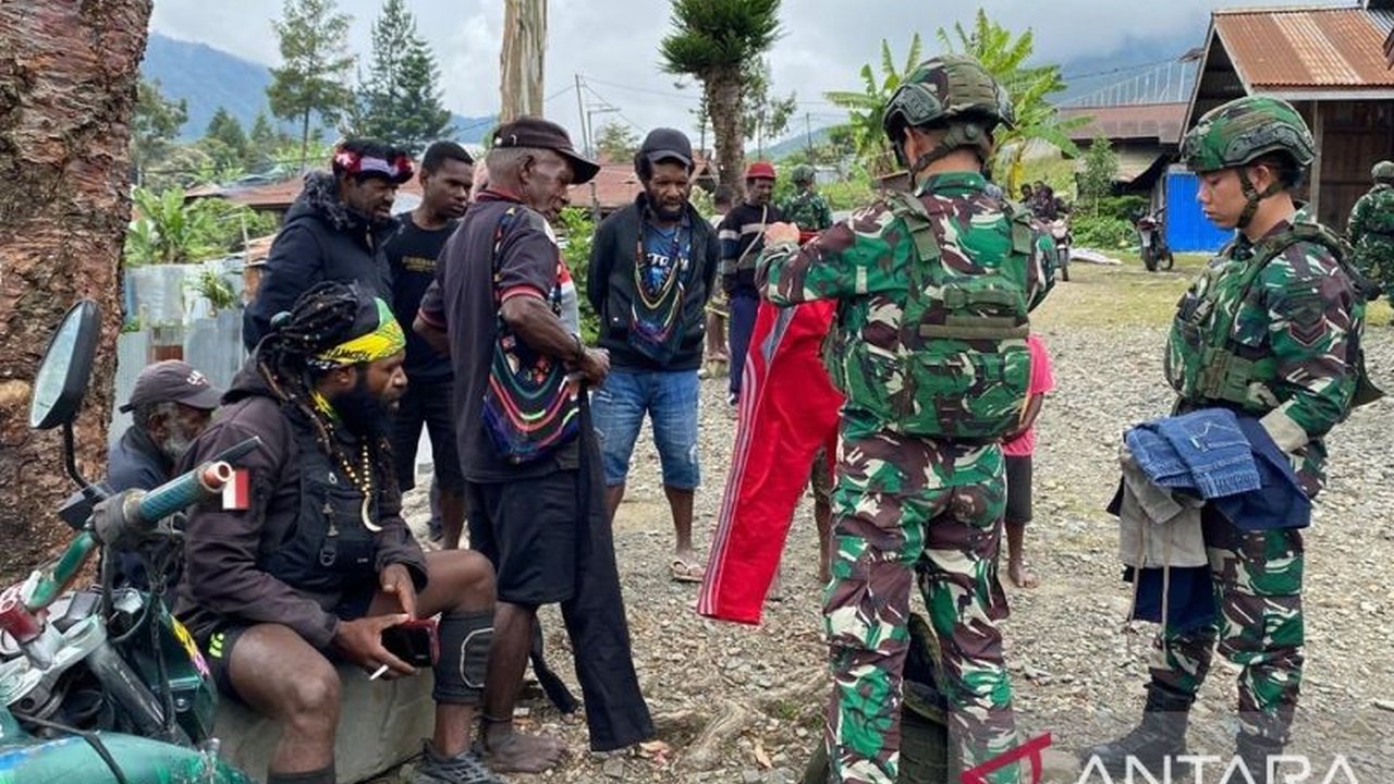 Satgas Pamtas Yonif 136/TS gencar lakukan pendekatan sosial TNI Papua melalui pengobatan keliling dan pembagian pakaian layak pakai di Puncak Jaya, mempererat hubungan dengan warga.