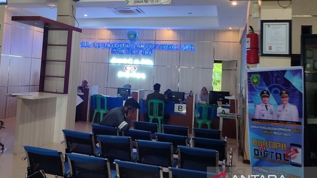 Dinas Kependudukan dan Pencatatan Sipil (Dukcapil) Kota Bengkulu memastikan stok blangko KTP Bengkulu sebanyak 15 ribu keping cukup hingga dua bulan pasca-Lebaran, menjamin pelayanan administrasi kependudukan tetap optimal.