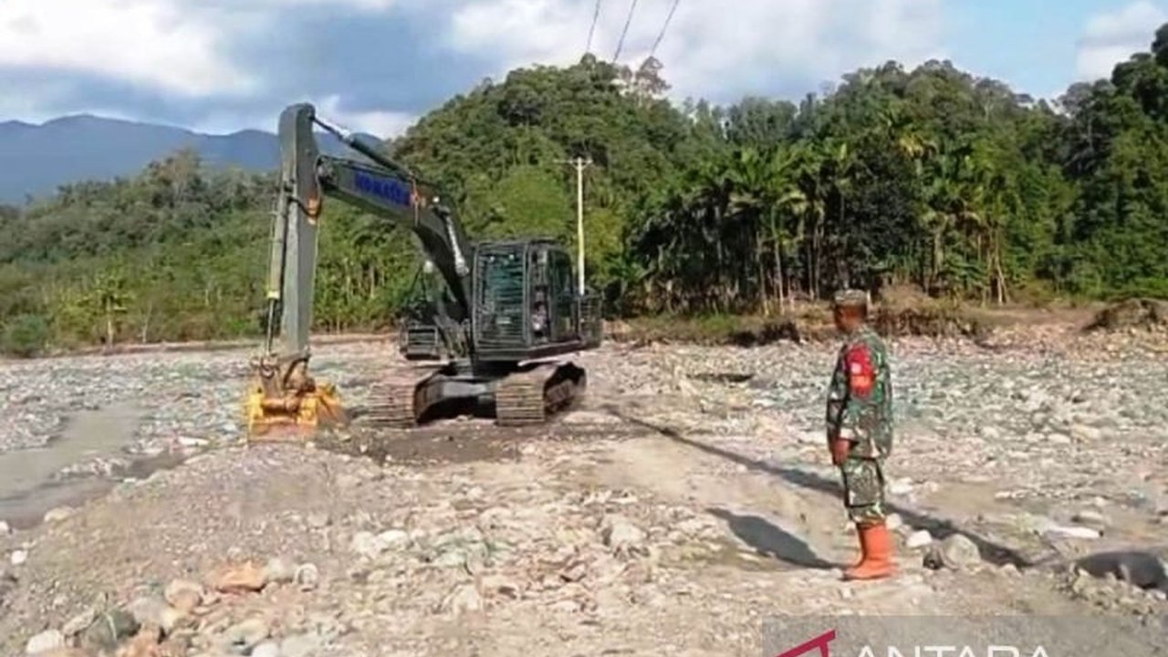 Pemkab Aceh Barat sigap dalam Penanganan Longsor Aceh Barat di Pante Ceureumen, berhasil membersihkan material longsor dan membuka kembali akses jalan yang sempat tertutup.