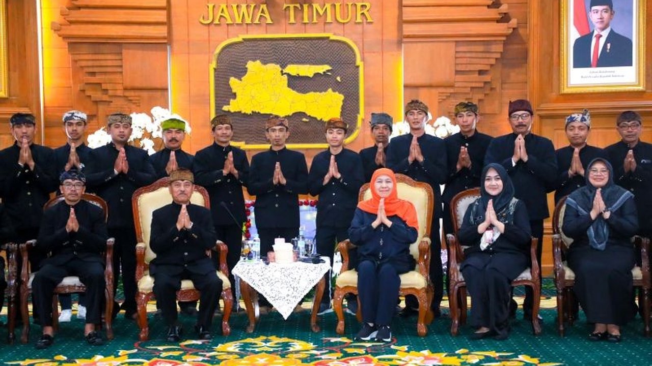 Gubernur Khofifah Indar Parawansa menginisiasi pembentukan Perda Masyarakat Adat di Jawa Timur untuk memperkuat pengakuan, perlindungan, dan pemberdayaan komunitas adat secara terpadu, menarik perhatian berbagai suku adat di provinsi tersebut.