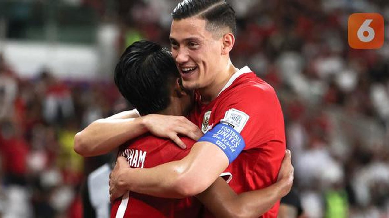 Pemain Timnas Indonesia, Beckham Putra (kiri) melakukan selebrasi bersama Jay Idzes setelah mencetak gol ke gawang St Kitts and Nevis dalam laga semifinal FIFA Series 2026 di Stadion Utama Ge